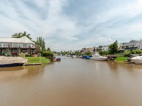 Casa 8 ambientes con 6 baños