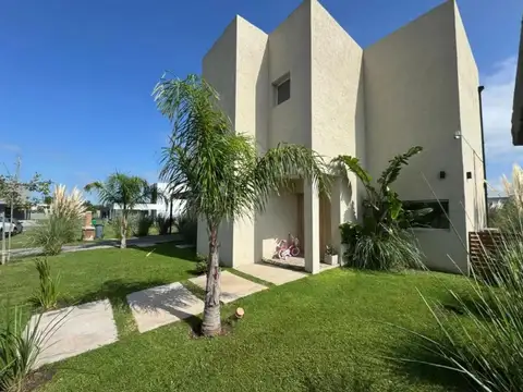 Casa en venta - 3 Dormitorios 3 Baños - Cocheras - 700Mts2 - Pilar