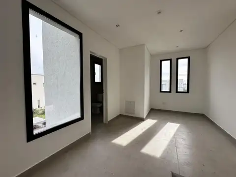 Casa en Venta con 3 cocheras