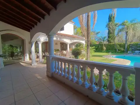 Casa en Venta con 2 cocheras