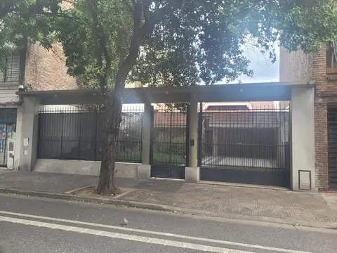 Gran casa 3 dormitorios, cocheras, en Republica de la Sexta.