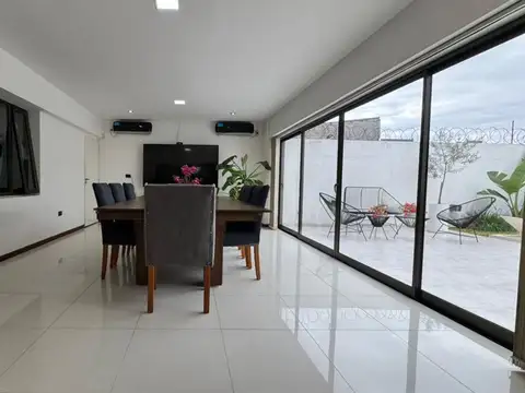 Casa 10 ambientes con 4 baños