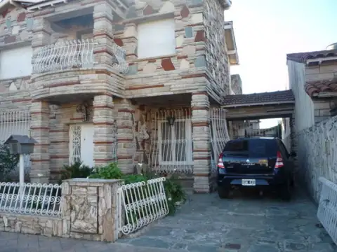 IMPORTANTE CASA EN VILLA SARMIENTO-