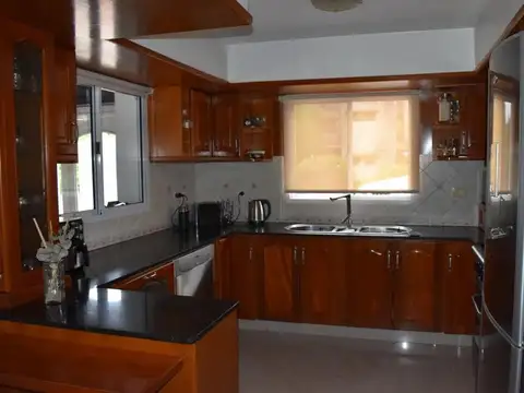 Casa 5 ambientes con 3 baños