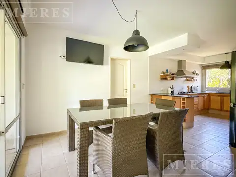 Casa 6 ambientes con 2 baños