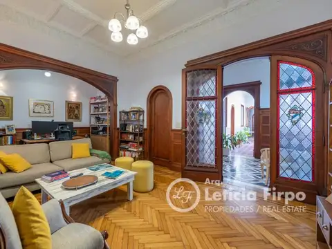 Hermosa Casa de estílo, integramente reciclada con patios y terraza.