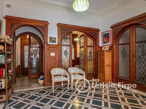 Hermosa Casa de estílo, integramente reciclada con patios y terraza.