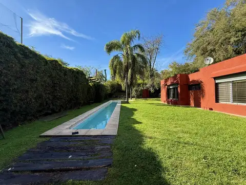 VENTA CASA 5 AMBIENTES CON PISCINA, PARQUE LELOIR, APTA CREDITO