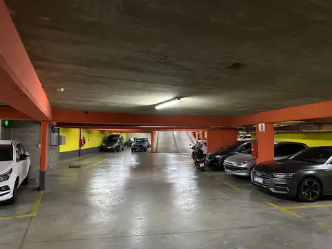 Venta cochera fija cubierta - seguridad 24 hrs.