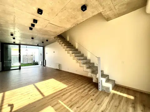 Casa en Alquiler con 1 cochera