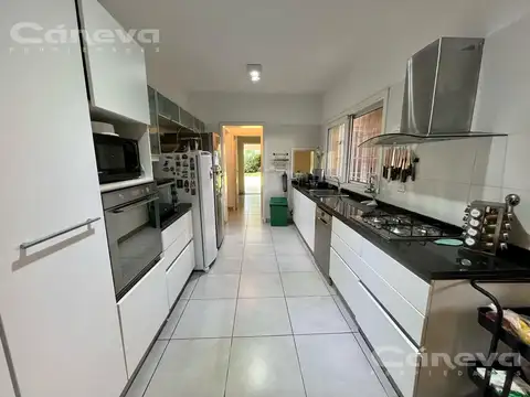 Casa 9 ambientes con 5 baños