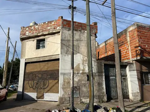 Lote en esquina con Local comercial en venta