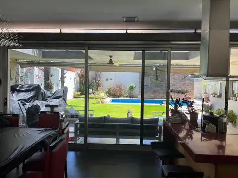 Casa en Venta con 3 cocheras