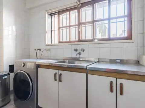 Oportunidad TRIPLEX  5 AMB con PISCINA Y COCHERAS en Pque Chacabuco 