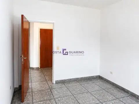 Excelente departamento de 4 ambientes en primer piso con balcón y terraza