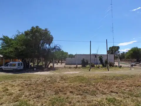 Vendo casa y playón elevado con oficina en terreno de 1 ha, Cruz del Eje