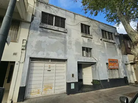 Casa de 5 ambientes en 2 plantas con garage, terraza y 2 baños completos! Sobre lote propio de 10 x 9 