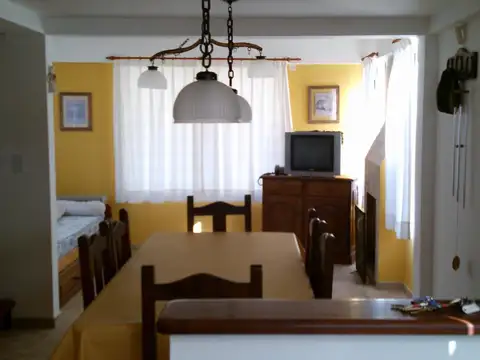 Chalet de 3 ambientes en Mar Azul a 6 cuadras de Playa.