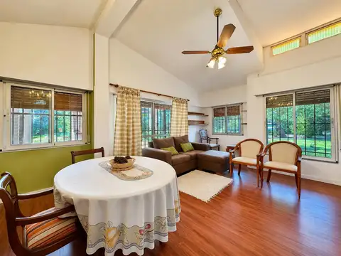 Casa 5 ambientes con 2 baños