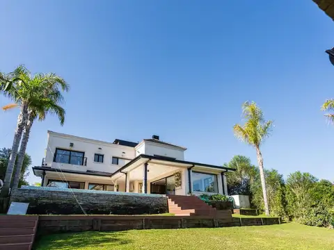 Casa en Alquiler con 3 cocheras