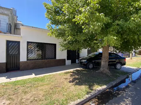 En Venta Casa 4 Ambientes Con Patio Y Quincho En Barrio Alberdi - Jose C Paz