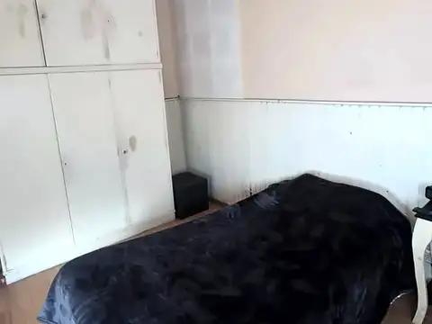 518 y 4 - CASA DOS DORMITORIOS Y COCHERA EN VENTA