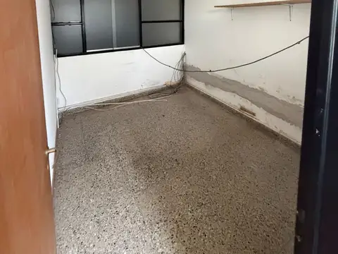 Alquilo Galpon de 600 m² con Oficinas