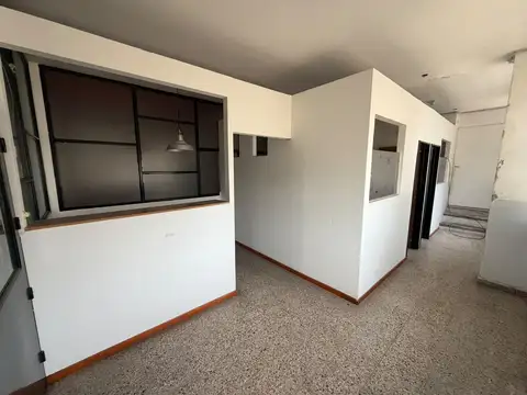 Alquilo Galpon de 600 m² con Oficinas