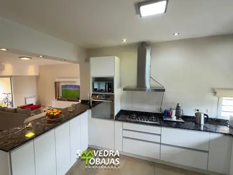 Casa 4 ambientes con 3 baños