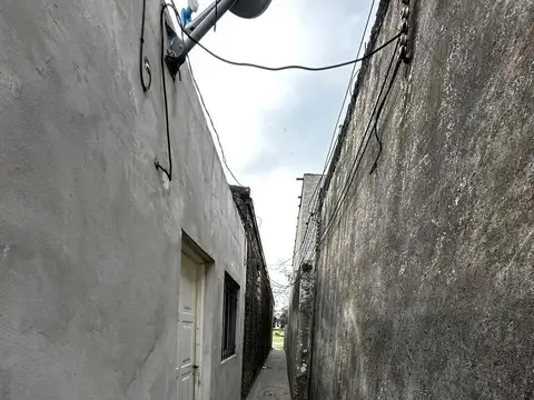 casa en zona sur desarrollada en 3 departamentos, se vende todo junto