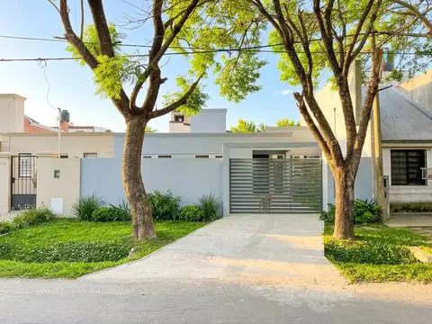 Casa en VENTA 3 dormitorios  y Cochera Lote 200m2 con patio verde FISHERTON