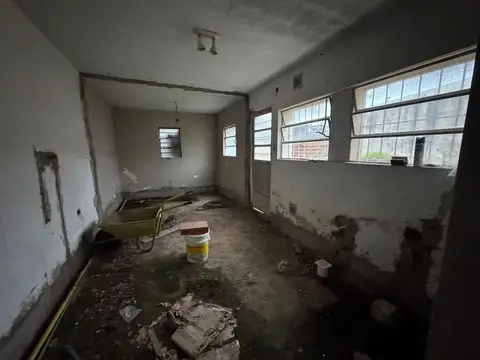 Gran lote con casa a reciclar