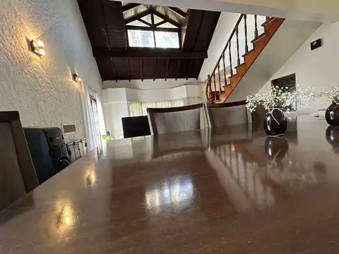 Casa en Venta con 3 cocheras
