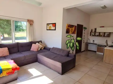 Casa 8 ambientes con 2 baños