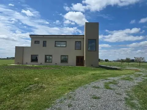 Casa en Alquiler con 4 cocheras