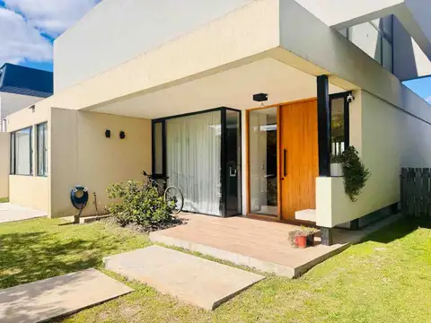 Avenida de los Lagos 9600