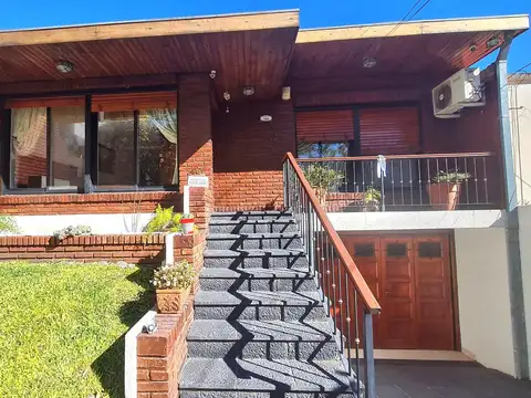 CASA excelente ubicación , quincho y pileta