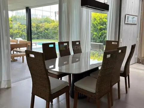 Casa en Alquiler con 1 cochera