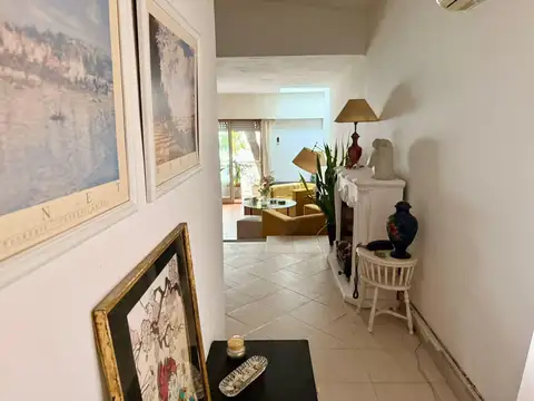 Casa 8 ambientes con 4 baños