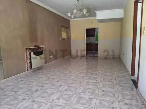 24 y 466. CASA EN VENTA DE 4 DORMITORIOS,QUINCHO Y PILETA. CITY BELL.