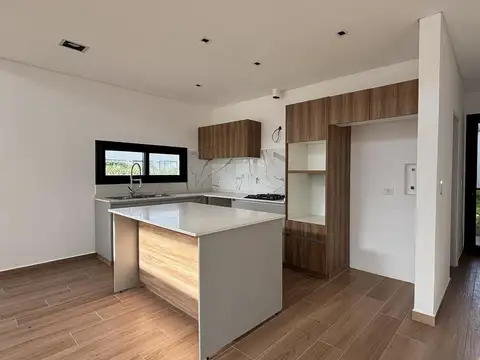 Casa en Alquiler con 4 cocheras