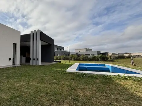 VENTA CASA CALIDAD Y EQUIPAMIENTO PREMIUM 4 AMB PILETA A ESTRENAR FINANCIA PILAR DEL ESTE