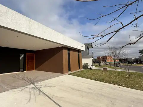 Casa en Alquiler en Pilar del Este - Santa Lucia, USD 1.400