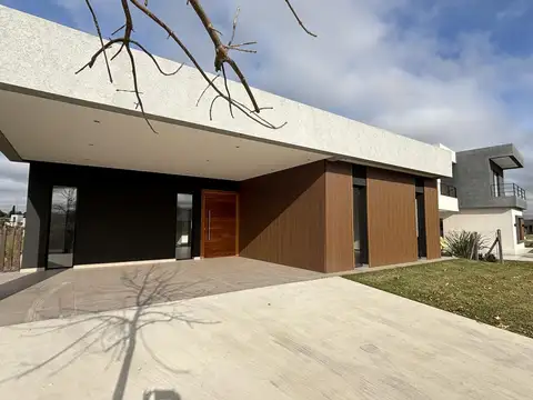 VENTA CASA CALIDAD Y EQUIPAMIENTO PREMIUM 4 AMB PILETA A ESTRENAR FINANCIA PILAR DEL ESTE