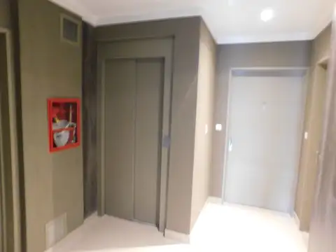 Mono Ambiente Contra Frente con Balcon y Espacio Guardacoche