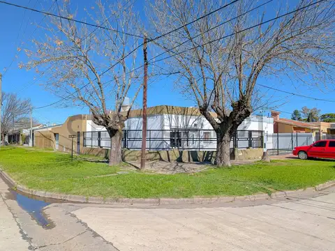 VENTA - CASA - TRES DORMITORIOS - COCHERA - PATIO - JARDIN - PEREZ