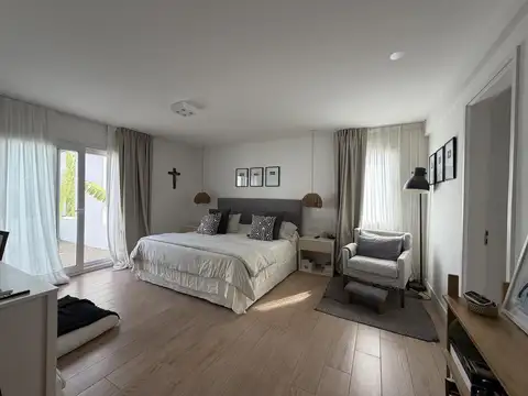Casa en venta al agua en Castaños, 3/4 dormitorios, play y 3er piso