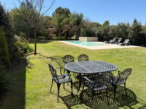 Casa 9 ambientes con 4 baños