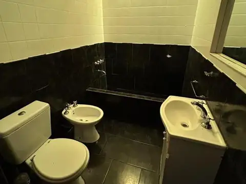 DEPARTAMENTO EN PRIMER PISO CON TERRAZA Y COCHERA !
