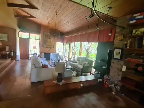 VENTA. Hermosa casa de Estilo. Barrio Cerrado